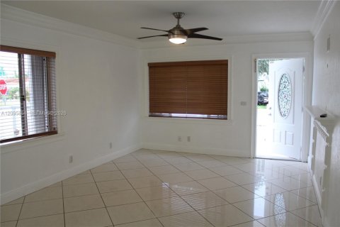 Villa ou maison à louer à Miami, Floride: 2 chambres, 150.87 m2 № 2390008 - photo 4