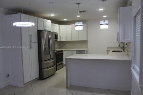 Villa ou maison à louer à Miami, Floride: 2 chambres, 150.87 m2 № 2390008 - photo 2