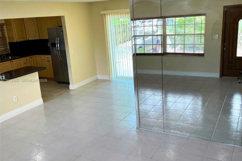 Купить виллу или дом в Майами, Флорида 3 спальни, 111.48м2, № 2154488 - фото 4