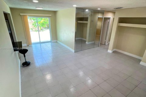 Купить виллу или дом в Майами, Флорида 3 спальни, 111.48м2, № 2154488 - фото 7