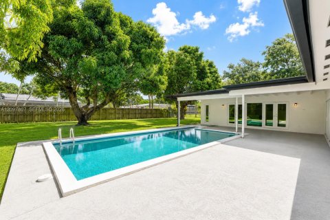 House in Palmetto Bay, Florida 3 bedrooms, 175.59 sq.m. № 2392308 - photo 13