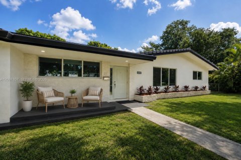 House in Palmetto Bay, Florida 3 bedrooms, 175.59 sq.m. № 2392308 - photo 2