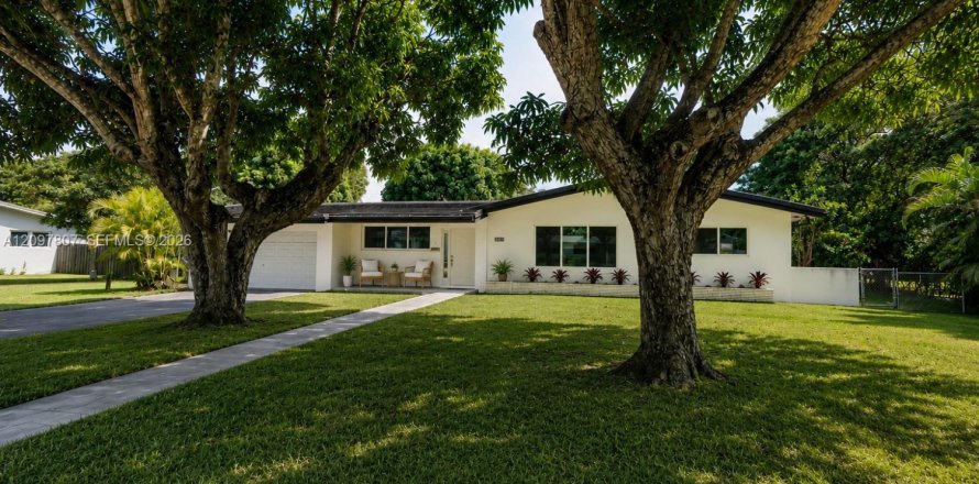 House in Palmetto Bay, Florida 3 bedrooms, 175.59 sq.m. № 2392308