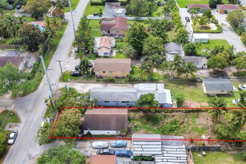 House in El Portal, Florida 2 bedrooms, 136.19 sq.m. № 1935600 - photo 8