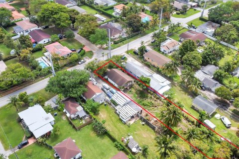 House in El Portal, Florida 2 bedrooms, 136.19 sq.m. № 1935600 - photo 7