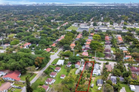 House in El Portal, Florida 2 bedrooms, 136.19 sq.m. № 1935600 - photo 3