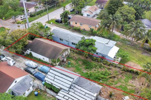 House in El Portal, Florida 2 bedrooms, 136.19 sq.m. № 1935600 - photo 9