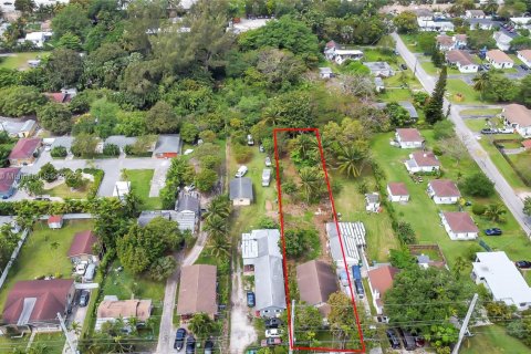 House in El Portal, Florida 2 bedrooms, 136.19 sq.m. № 1935600 - photo 2