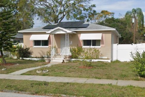 House in Saint Petersburg, Florida 4 bedrooms, 144.93 sq.m. № 2217883
