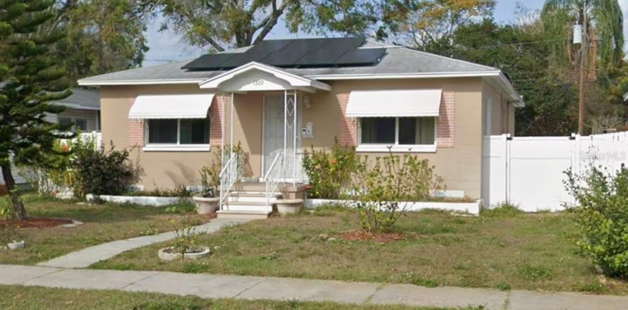 House in Saint Petersburg, Florida 4 bedrooms, 144.93 sq.m. № 2217883