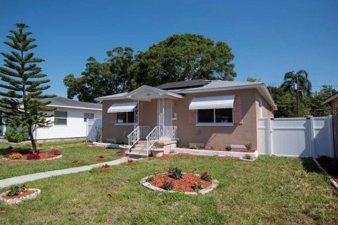 House in Saint Petersburg, Florida 4 bedrooms, 144.93 sq.m. № 2217883 - photo 2