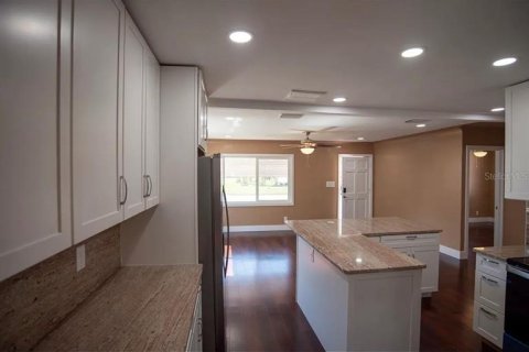 House in Saint Petersburg, Florida 4 bedrooms, 144.93 sq.m. № 2217883 - photo 6