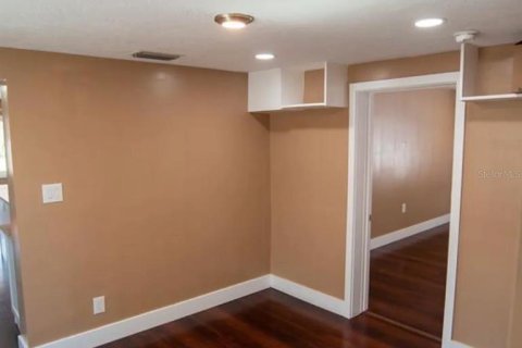 House in Saint Petersburg, Florida 4 bedrooms, 144.93 sq.m. № 2217883 - photo 7
