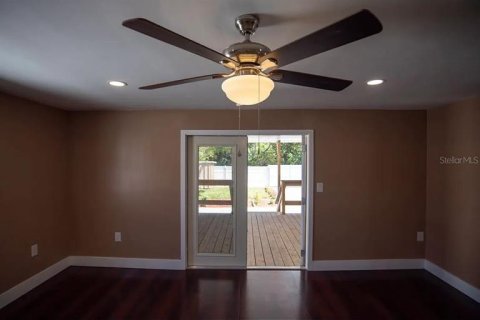 House in Saint Petersburg, Florida 4 bedrooms, 144.93 sq.m. № 2217883 - photo 10