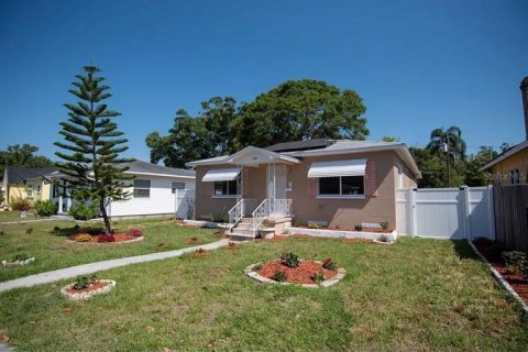 House in Saint Petersburg, Florida 4 bedrooms, 144.93 sq.m. № 2217883 - photo 3