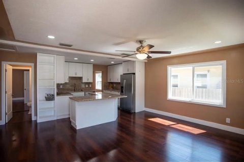 House in Saint Petersburg, Florida 4 bedrooms, 144.93 sq.m. № 2217883 - photo 4