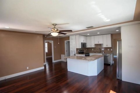 House in Saint Petersburg, Florida 4 bedrooms, 144.93 sq.m. № 2217883 - photo 5