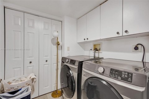 Купить кондоминиум в Авентура, Флорида 5 спален, 499.07м2, № 2025730 - фото 28