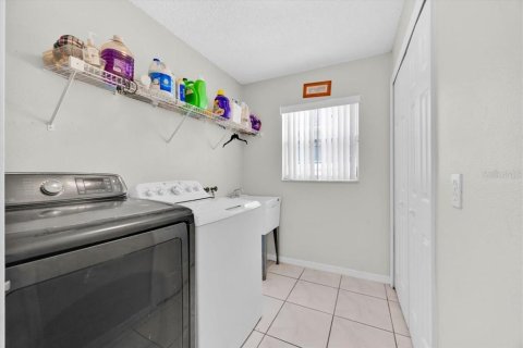 House in Kissimmee, Florida 4 bedrooms, 238.85 sq.m. № 1735581 - photo 15