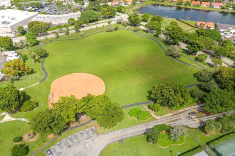 Condominio en venta en Miami, Florida, 2 dormitorios, 87.33 m2 № 2426750 - foto 27