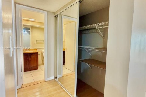 Купить кондоминиум в Помпано-Бич, Флорида 2 спальни, 92.9м2, № 2006948 - фото 12