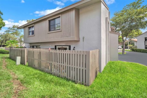 Copropriété à louer à Miami, Floride: 2 chambres, 102.19 m2 № 1849023 - photo 3