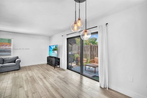 Copropriété à louer à Miami, Floride: 2 chambres, 102.19 m2 № 1849023 - photo 13