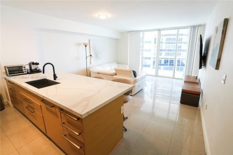 Condo in Hallandale Beach, Florida, 1 bedroom  № 1638331 - photo 4
