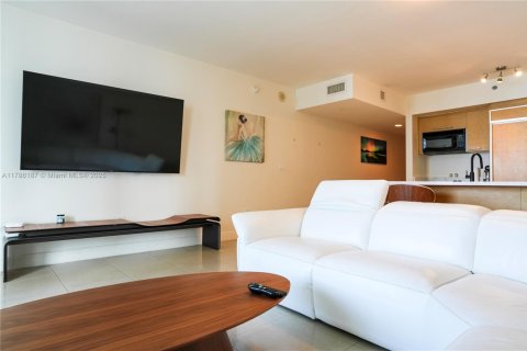 Condo in Hallandale Beach, Florida, 1 bedroom  № 1638331 - photo 7