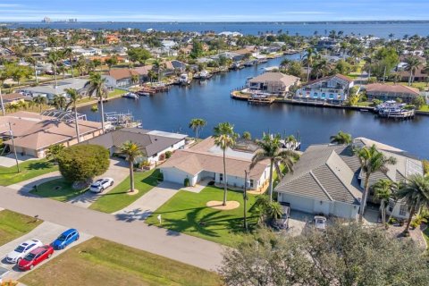 House in Cape Coral, Florida 3 bedrooms, 199.46 sq.m. № 1527224 - photo 8