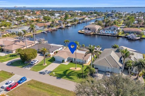 House in Cape Coral, Florida 3 bedrooms, 199.46 sq.m. № 1527224 - photo 9