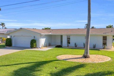 House in Cape Coral, Florida 3 bedrooms, 199.46 sq.m. № 1527224 - photo 1