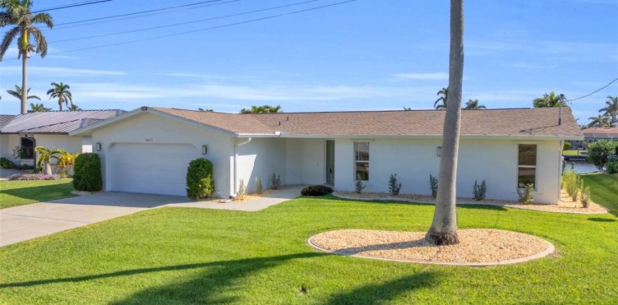 House in Cape Coral, Florida 3 bedrooms, 199.46 sq.m. № 1527224