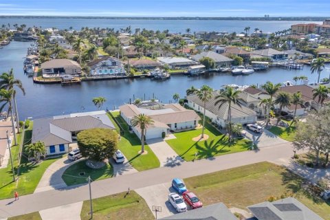 House in Cape Coral, Florida 3 bedrooms, 199.46 sq.m. № 1527224 - photo 6