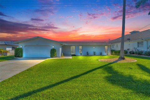 House in Cape Coral, Florida 3 bedrooms, 199.46 sq.m. № 1527224 - photo 11