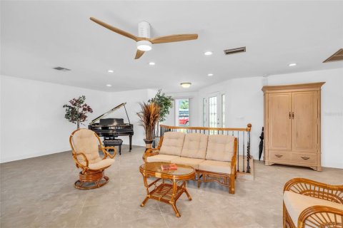 House in Cape Coral, Florida 3 bedrooms, 199.46 sq.m. № 1527224 - photo 17
