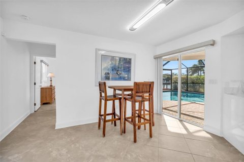 House in Cape Coral, Florida 3 bedrooms, 199.46 sq.m. № 1527224 - photo 28