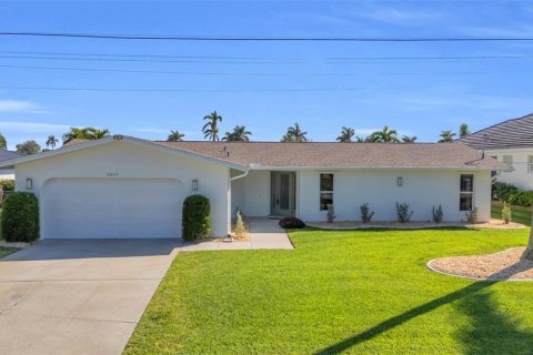 House in Cape Coral, Florida 3 bedrooms, 199.46 sq.m. № 1527224 - photo 10