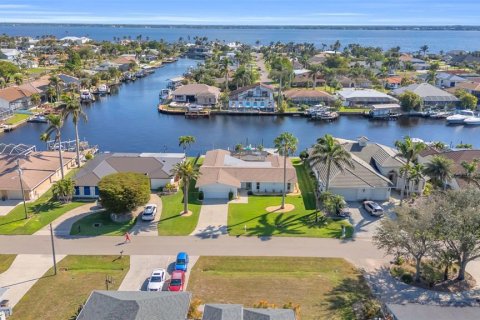 House in Cape Coral, Florida 3 bedrooms, 199.46 sq.m. № 1527224 - photo 4