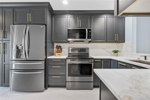 Townhouse in Hollywood, Florida 2 bedrooms, 115.29 sq.m. № 1969462 - photo 20