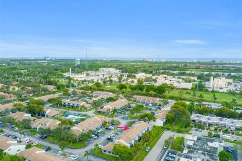 Townhouse in Hollywood, Florida 2 bedrooms, 115.29 sq.m. № 1969462 - photo 30