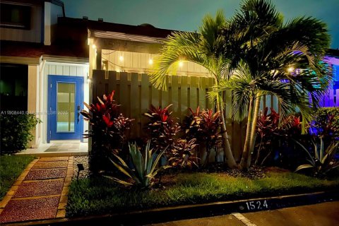 Townhouse in Hollywood, Florida 2 bedrooms, 115.29 sq.m. № 1969462 - photo 3