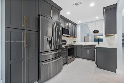 Townhouse in Hollywood, Florida 2 bedrooms, 115.29 sq.m. № 1969462 - photo 4