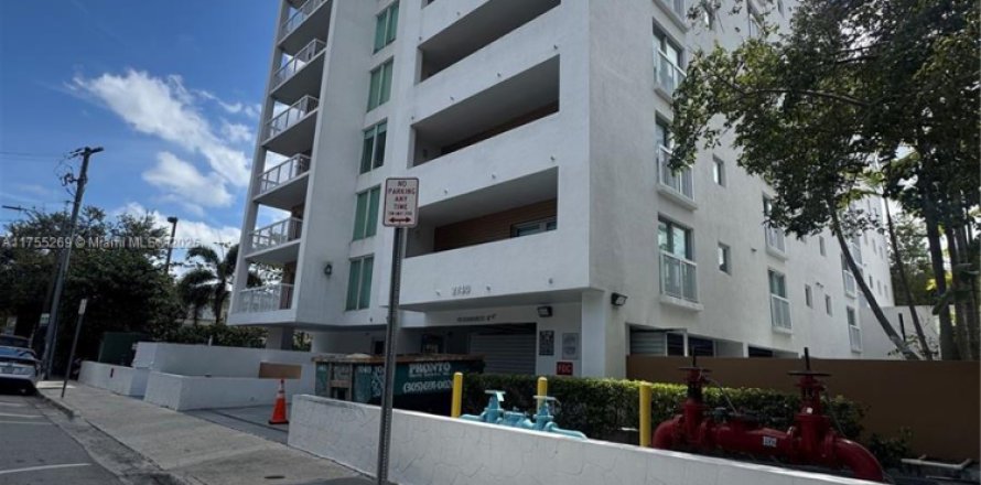 Condo in Miami, Florida, 1 bedroom № 1860148
