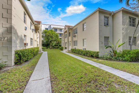 Appartement à louer à Coral Gables, Floride: 2 chambres, 82.13 m2 № 1933148 - photo 5