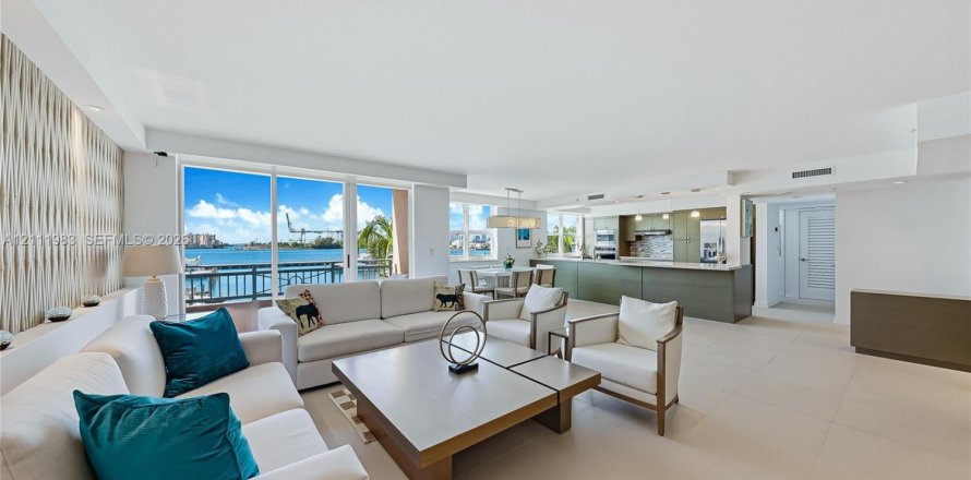 Adosado en Miami Beach, Florida 3 dormitorios, 162.58 m2 № 2432544