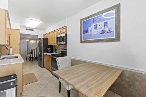 Condo in Riviera Beach, Florida, 2 bedrooms № 2245677 - photo 22