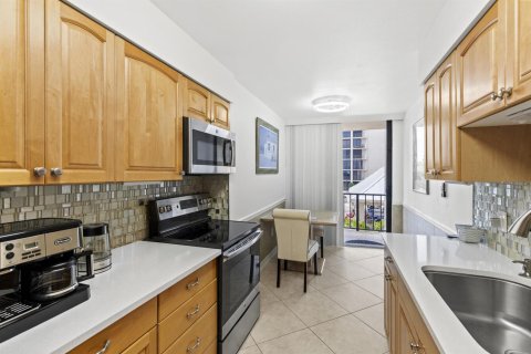 Condo in Riviera Beach, Florida, 2 bedrooms № 2245677 - photo 24