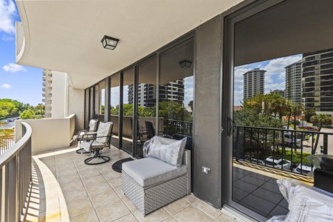 Condo in Riviera Beach, Florida, 2 bedrooms № 2245677 - photo 9