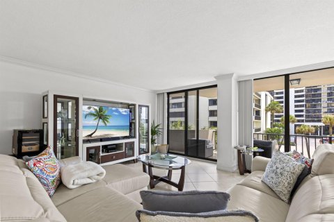 Condo in Riviera Beach, Florida, 2 bedrooms № 2245677 - photo 11